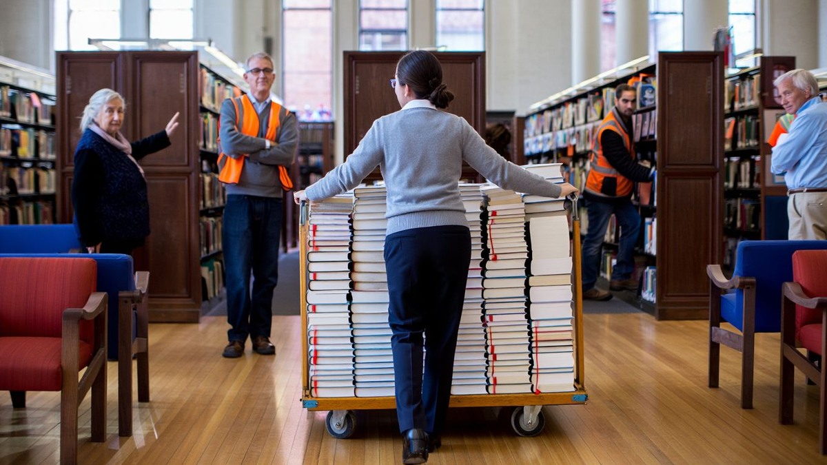 Editorial image for: English Canadian Libraries Are Being Forced to Prioritize French Over English
